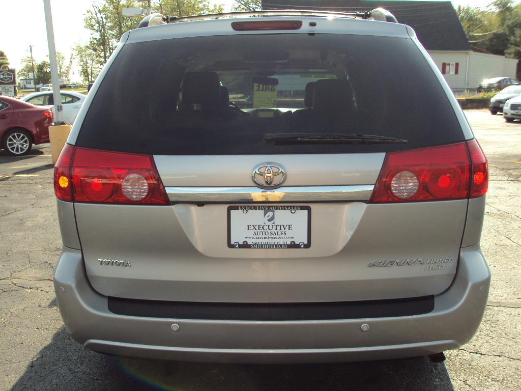 2008 toyota sienna minivan