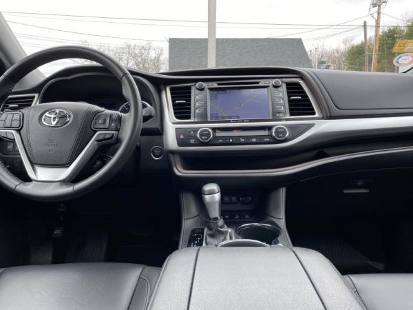 Used 2019 Toyota HIGHLANDER XLE SE